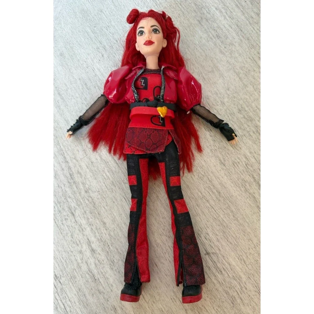 Disney Descendants Doll Rise of Red Daughter of Queen of Hearts 11” & Doll Stand